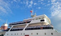 Barcos llevan regalos del Tet a Truong Sa