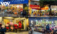 Animado mercado de flores y regalos en Vietnam en el Día de San Valentín