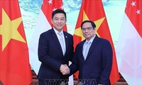  El jefe de Gobierno de Vietnam recibe al presidente del Parlamento de Singapur