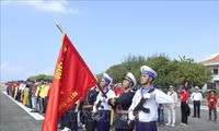 Vietnamitas en ultramar visitan el distrito de Truong Sa y la plataforma DK1