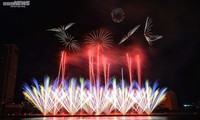 Festival Internacional de Fuegos Artificiales: Inglaterra y Polonia recrean la belleza de la naturaleza en el cielo de Da Nang