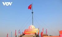 Celebran ceremonia de izamiento de la bandera de la unificación de Vietnam en reliquia nacional 