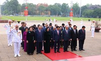 Dirigentes de Vietnam rinden homenaje al presidente Ho Chi Minh en vísperas de fecha conmemorativa