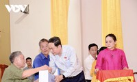 Líder del Parlamento visita a personas con méritos revolucionarios en provincia de Nghe An