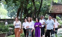 Presidenta del Senado de Australia visita el Templo de literatura en Hanói 