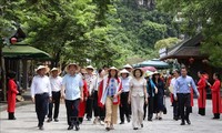 Presidenta del Senado australiana recorre el complejo paisajístico y patrimonial  de Trang An