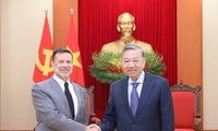 Líder vietnamita recibe a embajador saliente de Australia