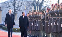 Efectúan en Praga ceremonia de bienvenida al Primer Ministro de Vietnam