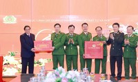 Premier Pham Minh Chinh felicita a unidades de seguridad pública y del ejército por el Tet 