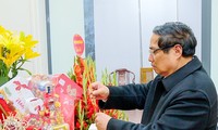 Primer Ministro de Vietnam rinde homenaje a líderes del Partido y del Estado  