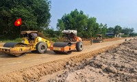 Ambiente laboral animado en obras de construcción durante festejo del Tet