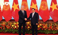 Primeros ministros de Vietnam y Kirguistán muestran interés de afianzar relaciones bilaterales