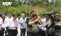 Primer Ministro homenajea a los mártires en Con Dao