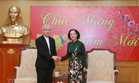 Truong Thi Mai travaille avec le président du Comité de solidarité catholique du Vietnam