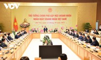 Pham Minh Chinh rencontre des hommes d’affaires à Hanoï