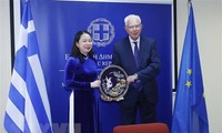 Vo Thi Anh Xuân termine sa visite en Grèce