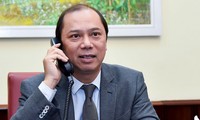 Nguyên Quôc Dung s’entretient au téléphone avec Kurt Campbell et Daniel Kritenbrink