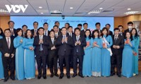 Vuong Dinh Huê rend visite aux salariés du groupe Vinatex