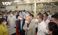 Nguyên Phu Trong rencontre les autorités de Hoà Binh