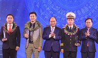 Nguyên Xuân Phuc à une cérémonie en l’honneur des jeunes exemplaires de 2021