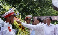 Nguyên Xuân Phuc rend hommage aux morts pour la Patrie de Quang Binh