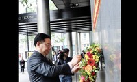 Visite au Royaume-Uni: Vuong Dinh Huê rend hommage au Président Hô Chi Minh