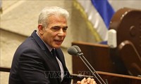 Le PM israélien par intérim met en garde l'Iran et tend la main aux Palestiniens