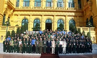 Nguyên Xuân Phuc rencontre d’anciens jeunes volontaires exemplaires