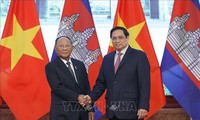 Heng Samrin reçu par Pham Minh Chinh