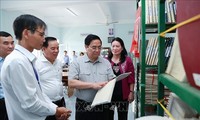 Pham Minh Chinh rend visite à des enfants handicapés de Bên Tre