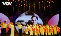 Un programme artistique célébrant le 112e anniversaire du départ du président Hô Chi Minh pour le salut national