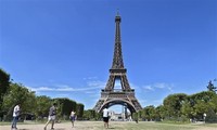 La France évacue les touristes de la tour Eiffel en raison d'une alerte de sécurité