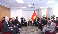 Pham Minh Chinh reçoit des responsables de grandes entreprises américaines et mondiales