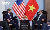 Rencontre entre Pham Minh Chinh et John Kerry