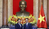 Saleumxay Kommasit reçu par Vo Van Thuong et Pham Minh Chinh