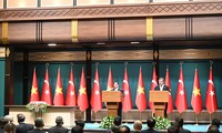 Conférence de presse conjointe entre Pham Minh Chinh et Cevdet Yilmaz