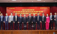 Vuong Dinh Huê rencontre la communauté des entreprises vietnamiennes au Laos