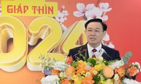 Vuong Dinh Huê rencontre le personnel de la Banque des coopératives du Vietnam