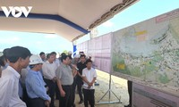 Pham Minh Chinh inspecte les travaux d’un grand projet autoroutier