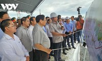 Pham Minh Chinh inspecte l'avancement de l'autoroute Châu Dôc-Cân Tho-Soc Trang