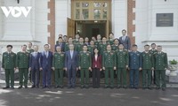 Visite du ministre de la Défense Phan Van Giang à l'Ambassade du Vietnam en Russie