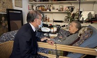 Remise de cadeaux et de lettres de félicitations à Madeleine Riffaud pour son centenaire