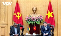 Visite du président mozambicain à l’Académie nationale de politique Hô Chi Minh