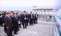 Pham Minh Chinh visite le Centre logistique de Chongqing