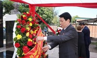 Le président Luong Cuong rend hommage au Président Hô Chi Minh au Chili