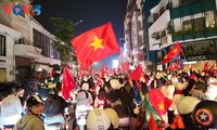 Coupe de l'ASEAN: Des centaines de milliers de personnes descendent dans la rue pour célébrer la victoire de l'équipe vietnamienne