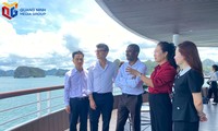 Visite du directeur du Centre du patrimoine mondial de l’UNESCO à la baie d’Hạ Long
