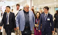 Gerry Brownlee arrive au Vietnam
