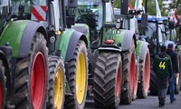 France : Des tracteurs paralysent 65 départements