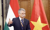 Le Président de l'Assemblée nationale hongroise entame une visite officielle au Vietnam